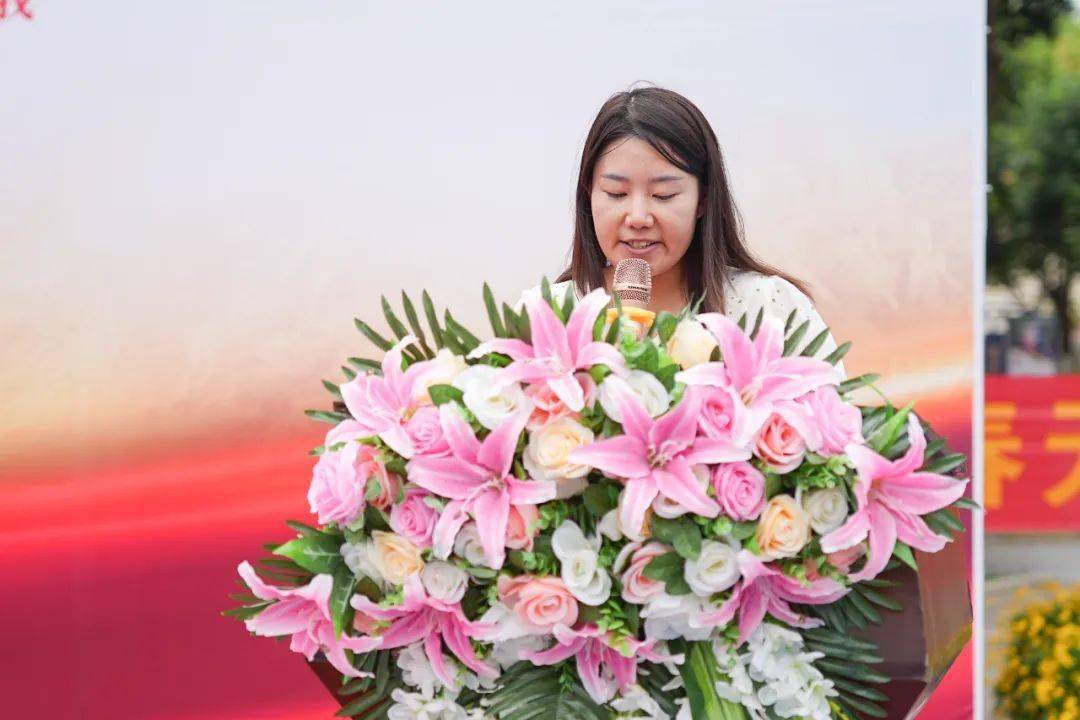 学校执行校长于文海,党支部书记刘培,副校长苟伟,副校长杜娟,校长助理