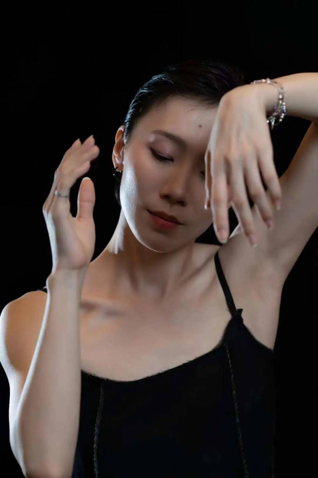 吴茜(现代舞者)独立现代舞舞者,编舞,广西谷舞点典舞团首席,多次赴