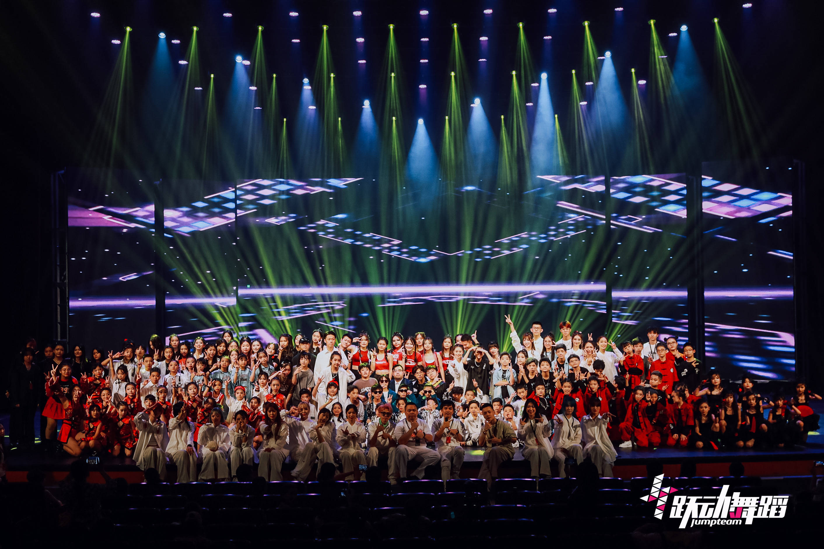 第十一届跃动青春街舞展演《光·遇》在南山上演_演出_文化_活动