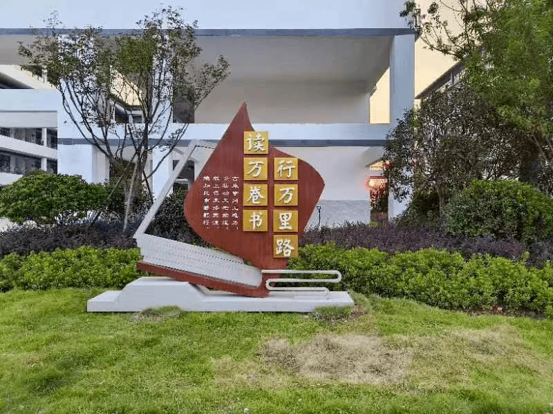 在阳光的照映下,赣派建筑风格清一色的白墙青砖黛瓦灰边,布局简洁