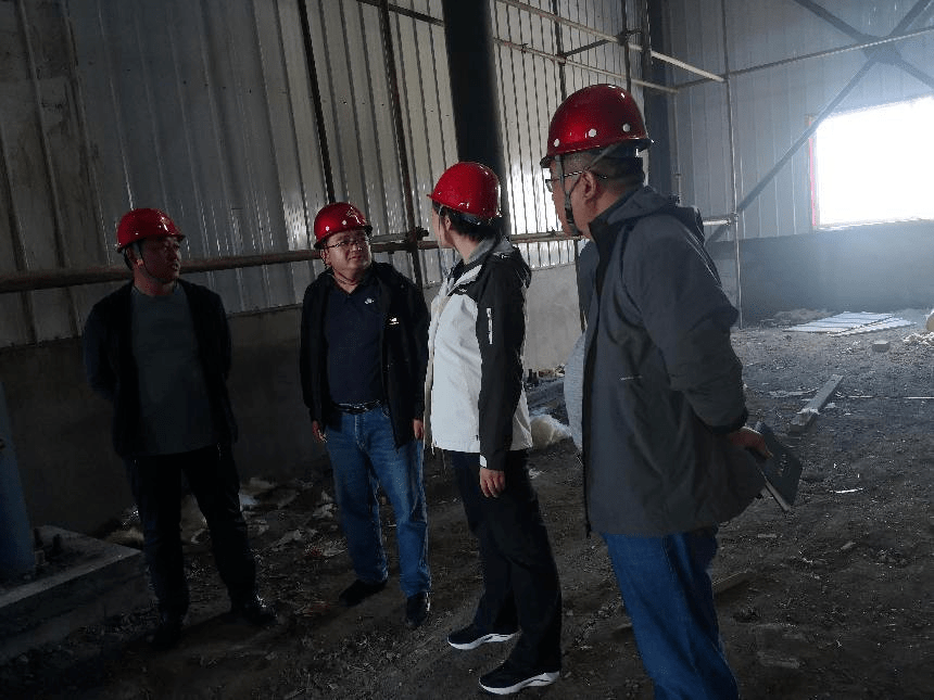 8月24日,镇党委书记刘宇慧同志与镇党委副书记,镇长彭焱同志对煤矿