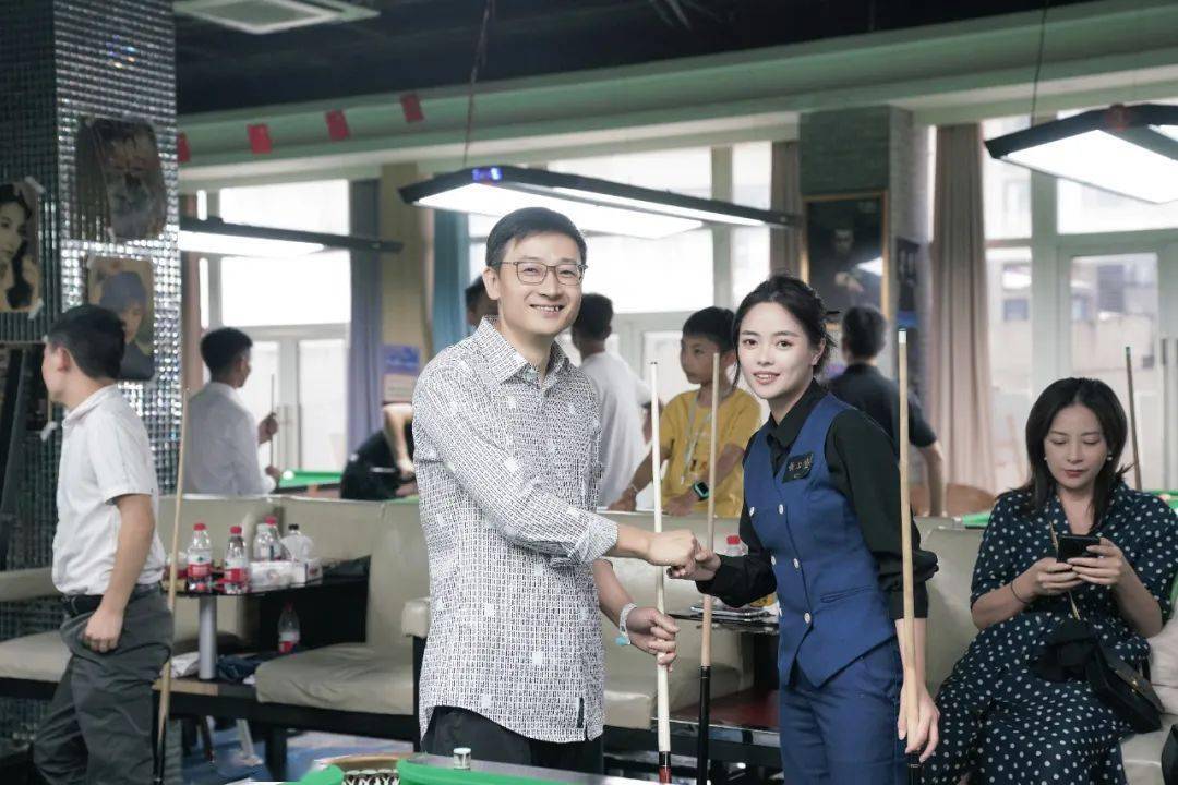 为获胜挑战组颁奖冠军:谢泽一特邀嘉宾王丹代表李洪波为冠军颁奖亚军