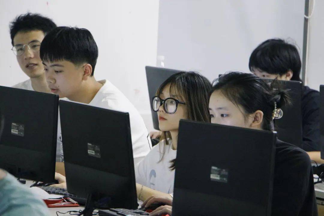 关于华瑞it教育专业学校就业怎样的信息 关于华瑞it教诲
专业学校就业怎样的信息（华瑞it教育） IT教育