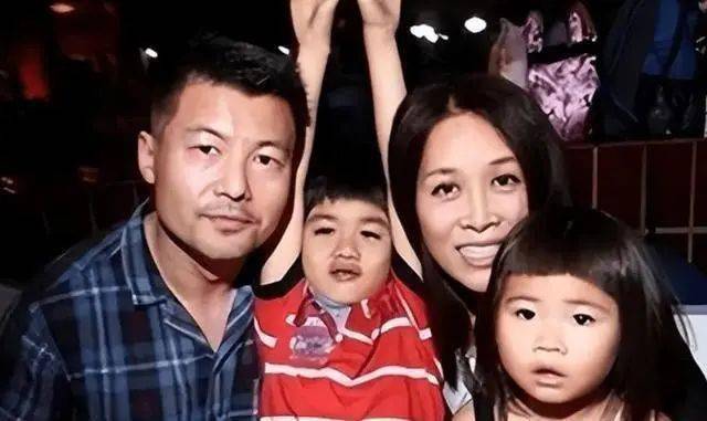 巧合的是,那英的二婚丈夫孟桐,因为在北京开了不少夜店酒吧,还被誉为"
