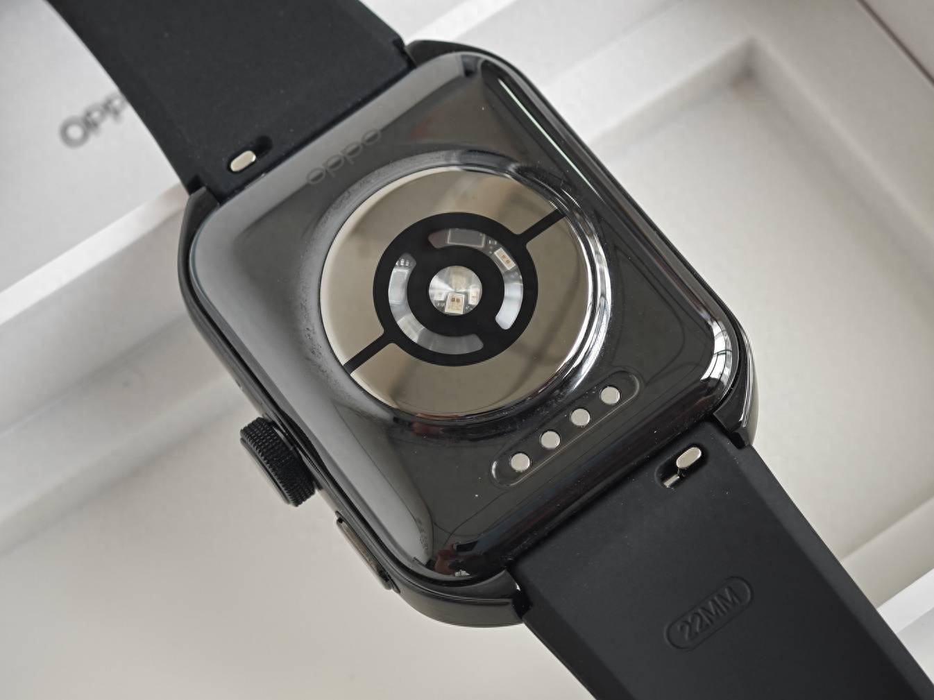 内部配置上,oppo watch4 pro小核芯片升级为恒玄2700,性能提升34%