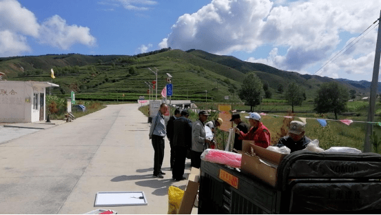 丰镇市浑源窑乡天花板村新时代文明实践站开展" 安装路灯办实事解决