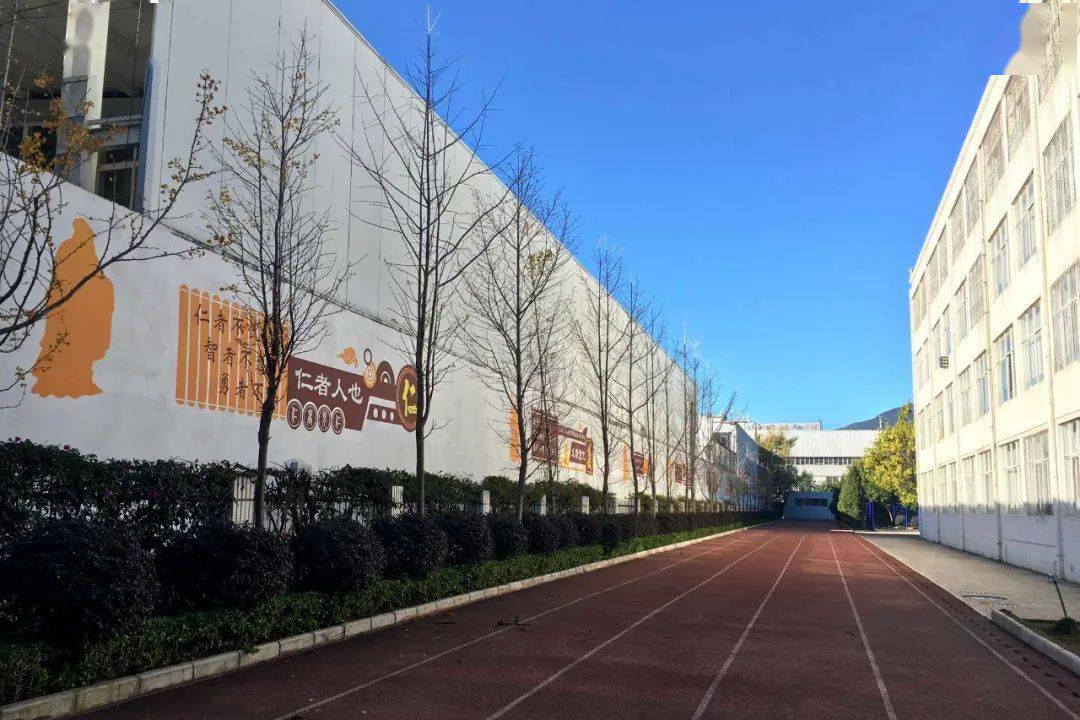 69育才中学创建于1998年8月,坐落于大理经开区风盛路,办学以来,面向