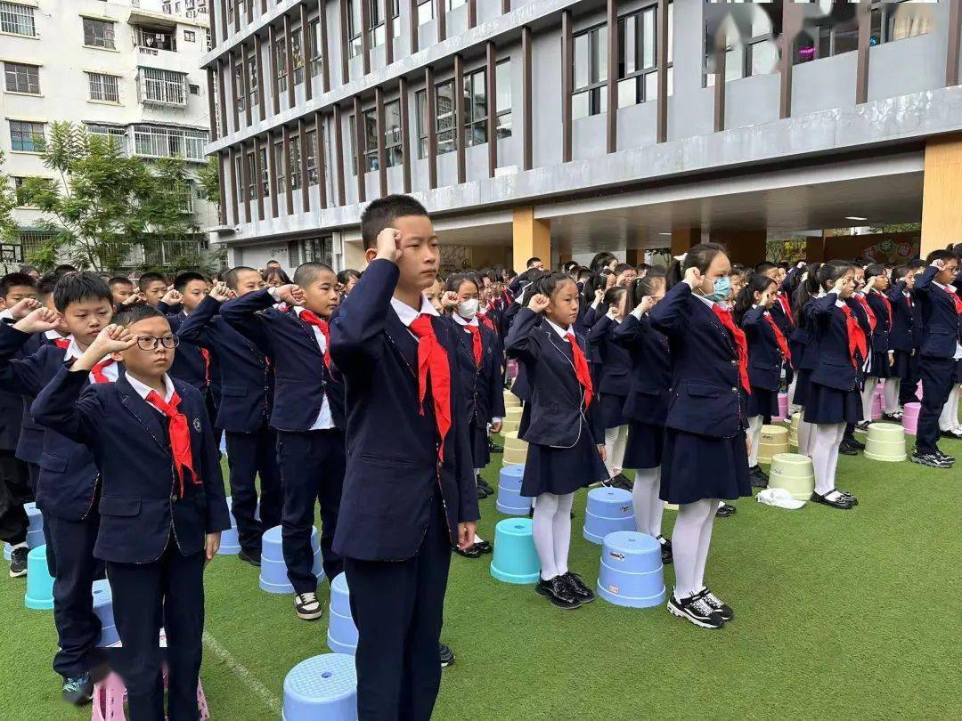 在这第一百个新学年的特殊日子里,六年级优秀学生金秋旭同学进行了
