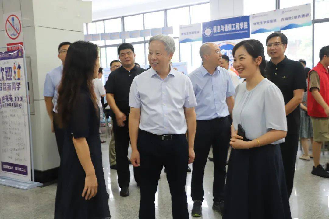 迎新期间,学校党委书记王亚非,校长曾勇,校领导申小蓉,胡皓全来到报到