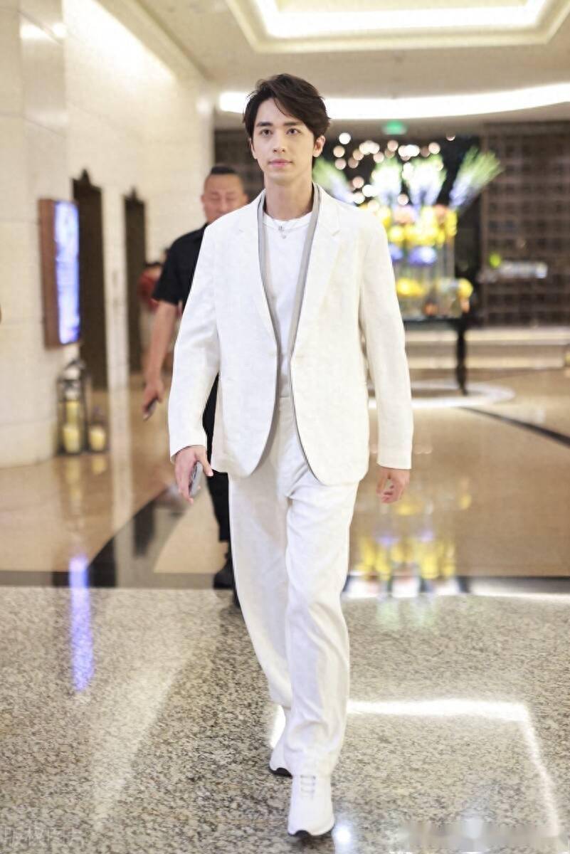 街拍:许魏洲白t恤 白色无领西装 西裤 运动鞋清爽有型格