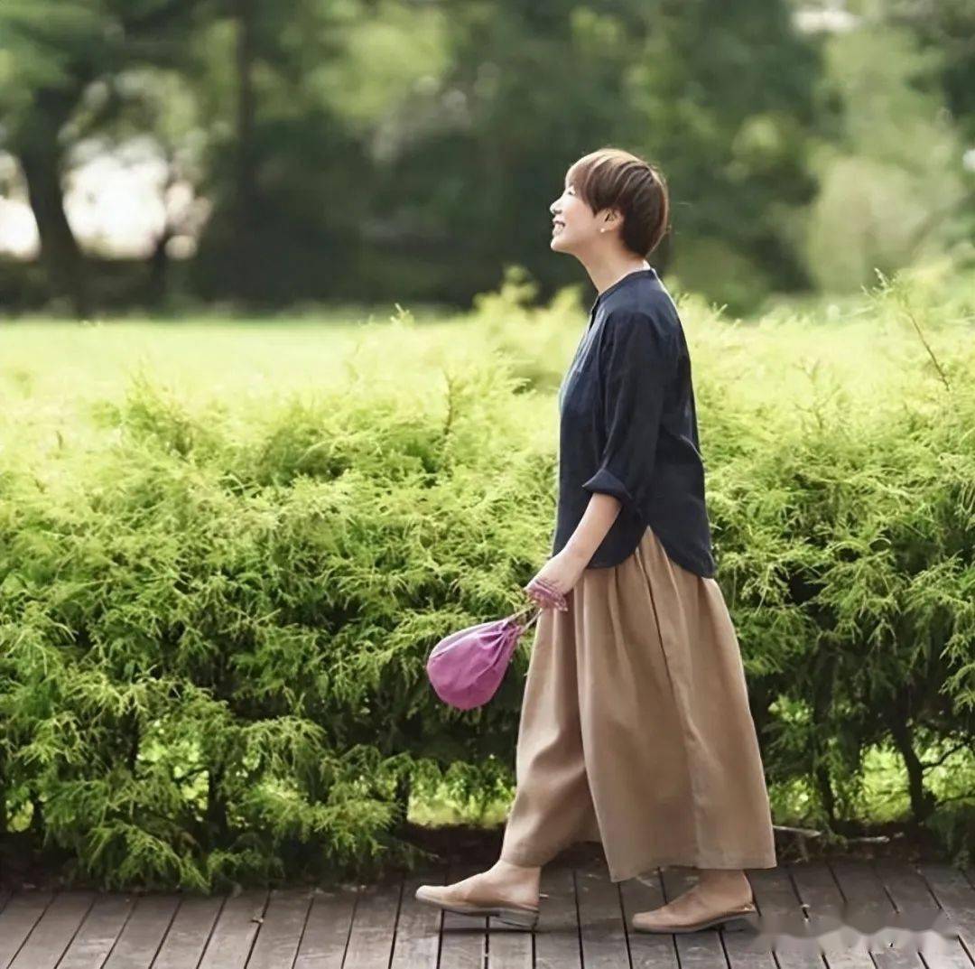 看了孟晚舟的打扮我悟了:裙不过膝,出门不戴金,美得优雅得体_女人