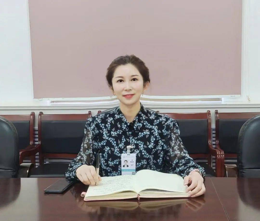 副院长贾素英及各科室护士长参加会议,会议由护理部主任马志霞主持.