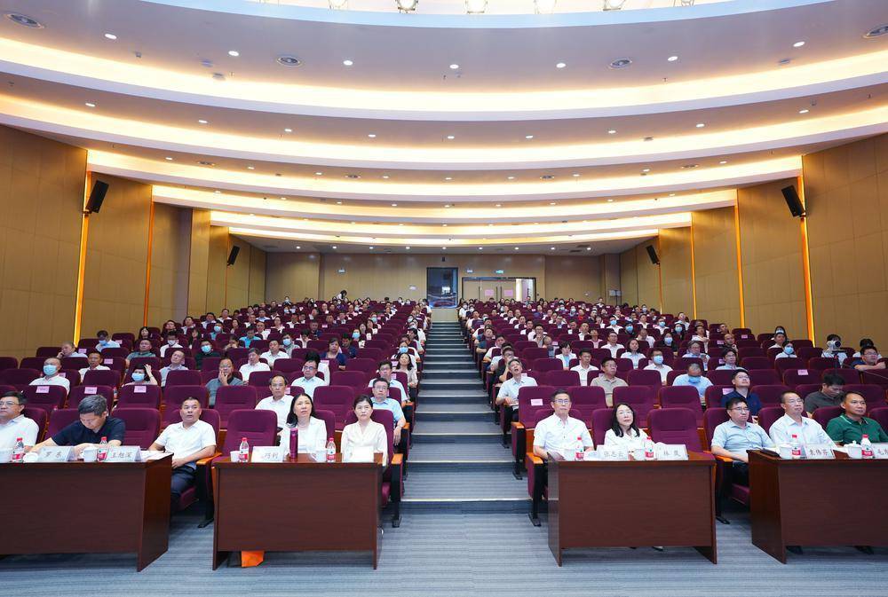 东坑医院党总支副书记,院长卢柳霞,石碣镇社区卫生服务中心主任梁汉昌