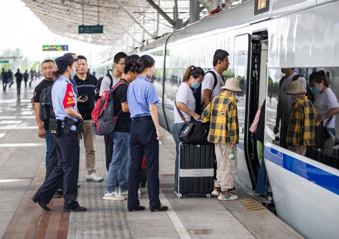 组图|江苏泰州:暑运迎来返程客流高峰_铁路_火车_汤德宏