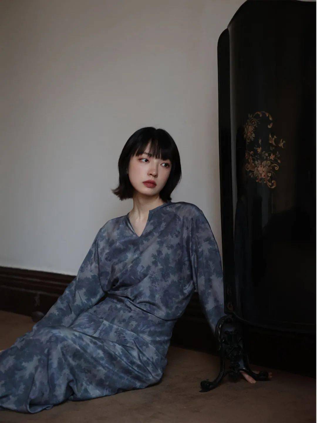 tk=jilkdcrripj cz3457黑白印花裙也算得是印花裙中的经典款式,大面积