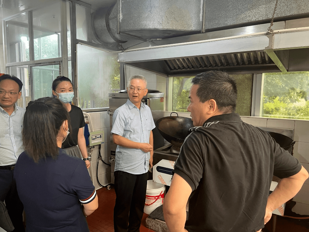 检查中,姚辉强调,新学期开学在即,学校第一责任人要强化责任担当