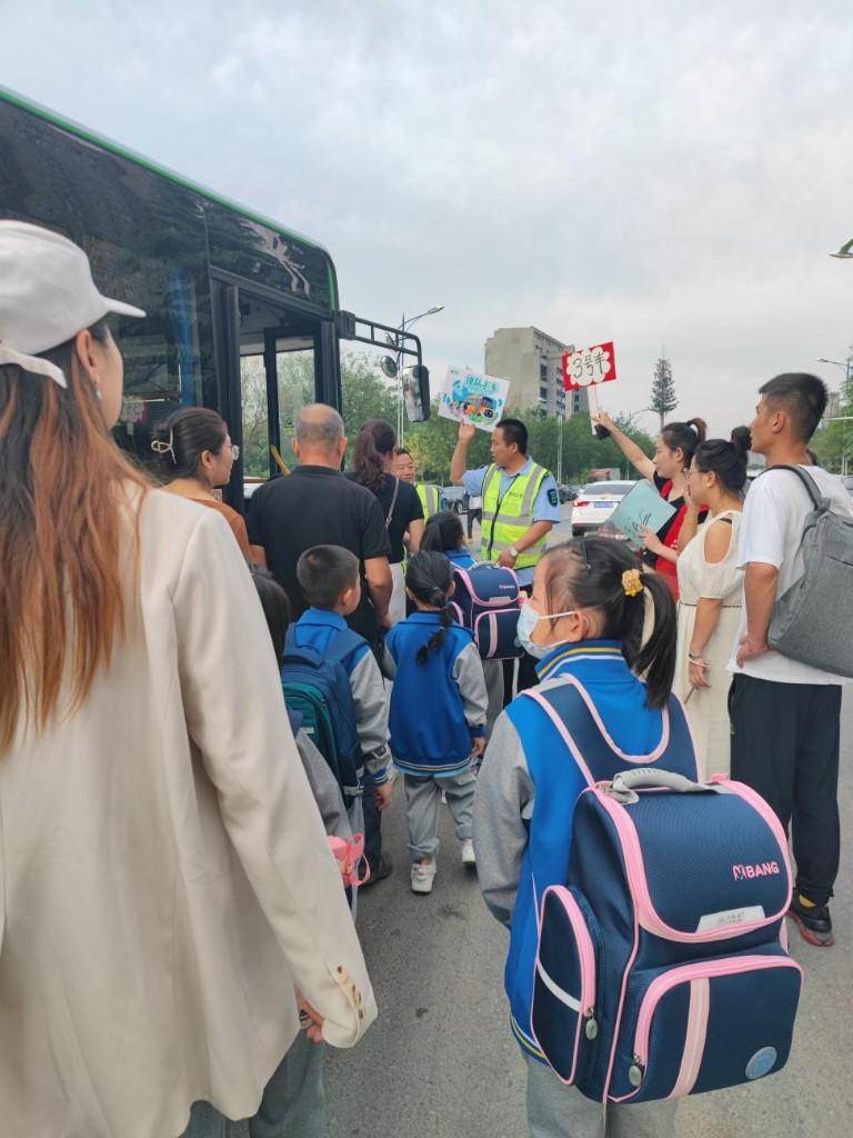 上林街道让孩子们坐上直达校门口_助学_专线_家长