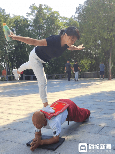 对话济南“硬核”晨练大爷:“把身体养好,不给孩子添负担!”_健身_秘友仁_海报