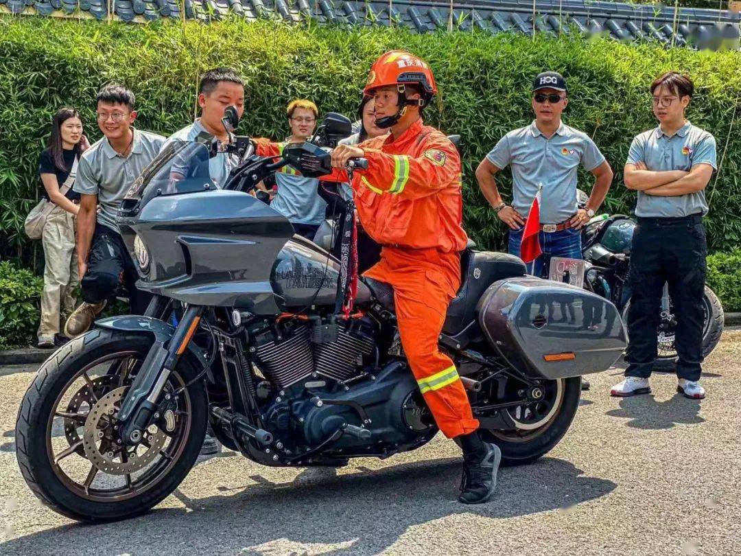 救援专业器材装备,消防救援车辆,现场观摩了水域救援技术训练和山岳