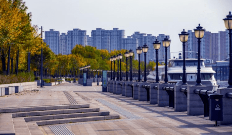 于家堡滨河公园位于滨海新区融和路与金蕴道交口,占地面积很大,长长的