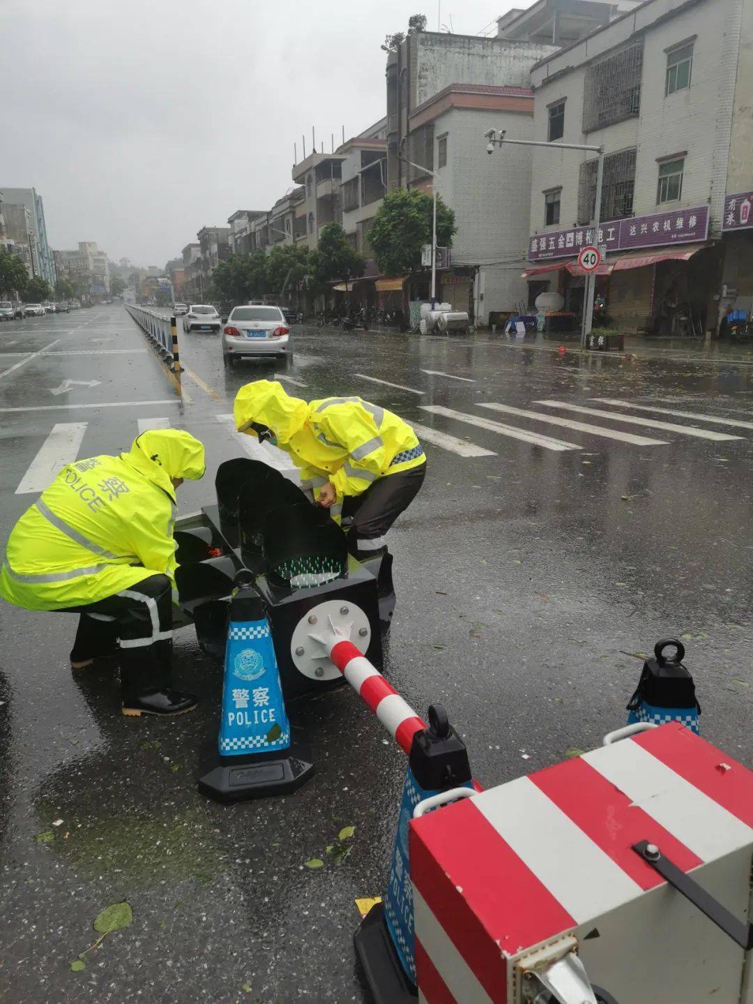 新兴公安出动警力347人次逆风前行全力守护