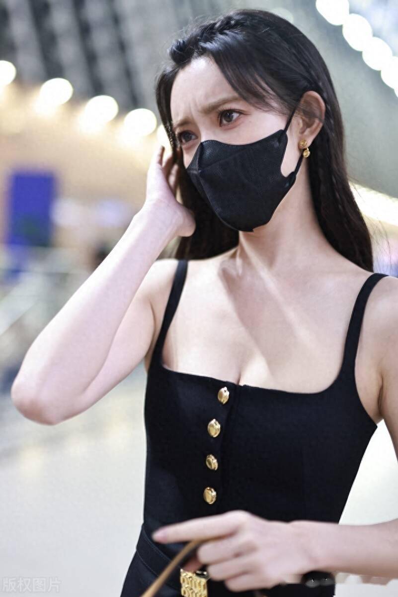 孟子义现身上海机场,身着黑色吊带裙时尚青春