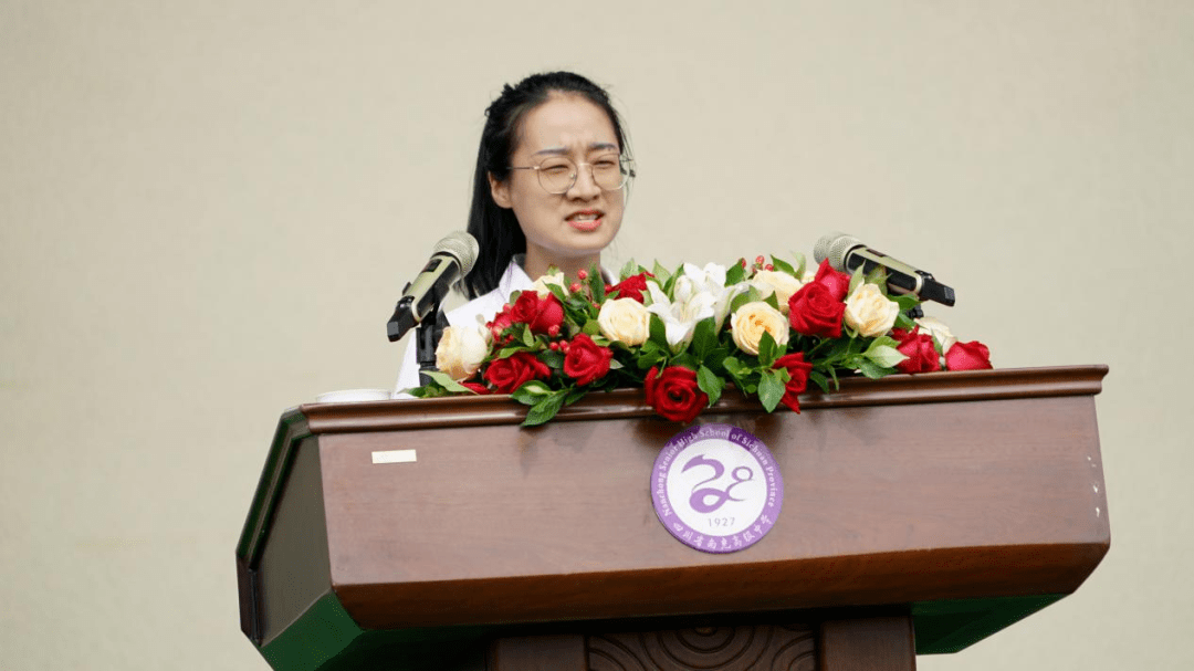 新教师代表李倩发言生于南充,扎根于南充的高坪校区新教师代表何幔