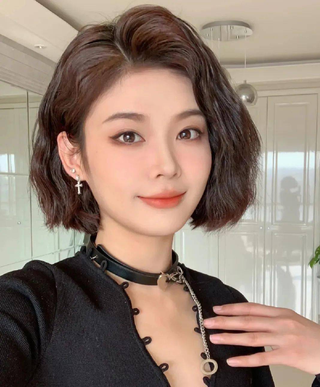 颜色和形状,是肉眼所能观察到的,一般分为5种类型:直发,波发,卷发