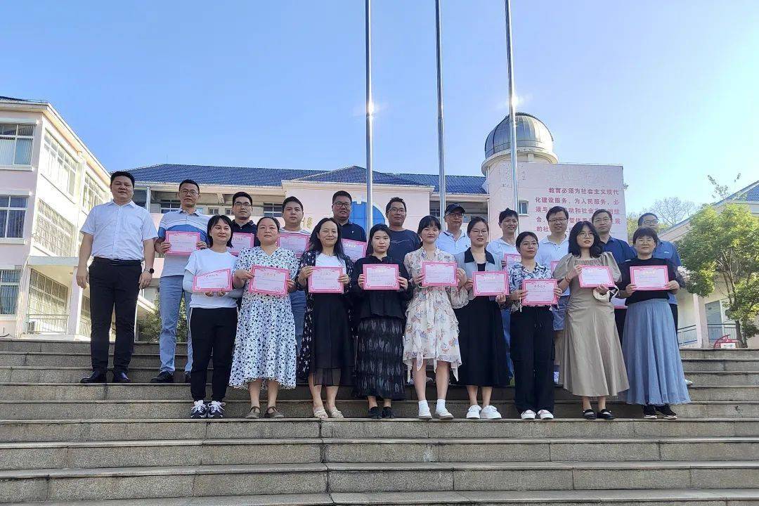 开学第一课 护苗专项行动"十六中教联体黄石十中校区老师们早早在校门