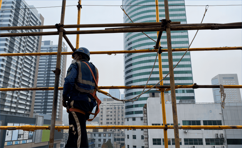 利用脚手架立杆拉设水平生命线脚手架搭设与拆除生命线(主体结构)临边