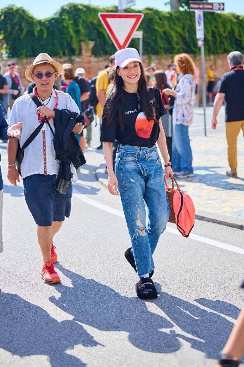 街拍:舒淇印花t恤 牛仔裤 棒球帽 拖鞋随性舒适_威尼斯_电影节