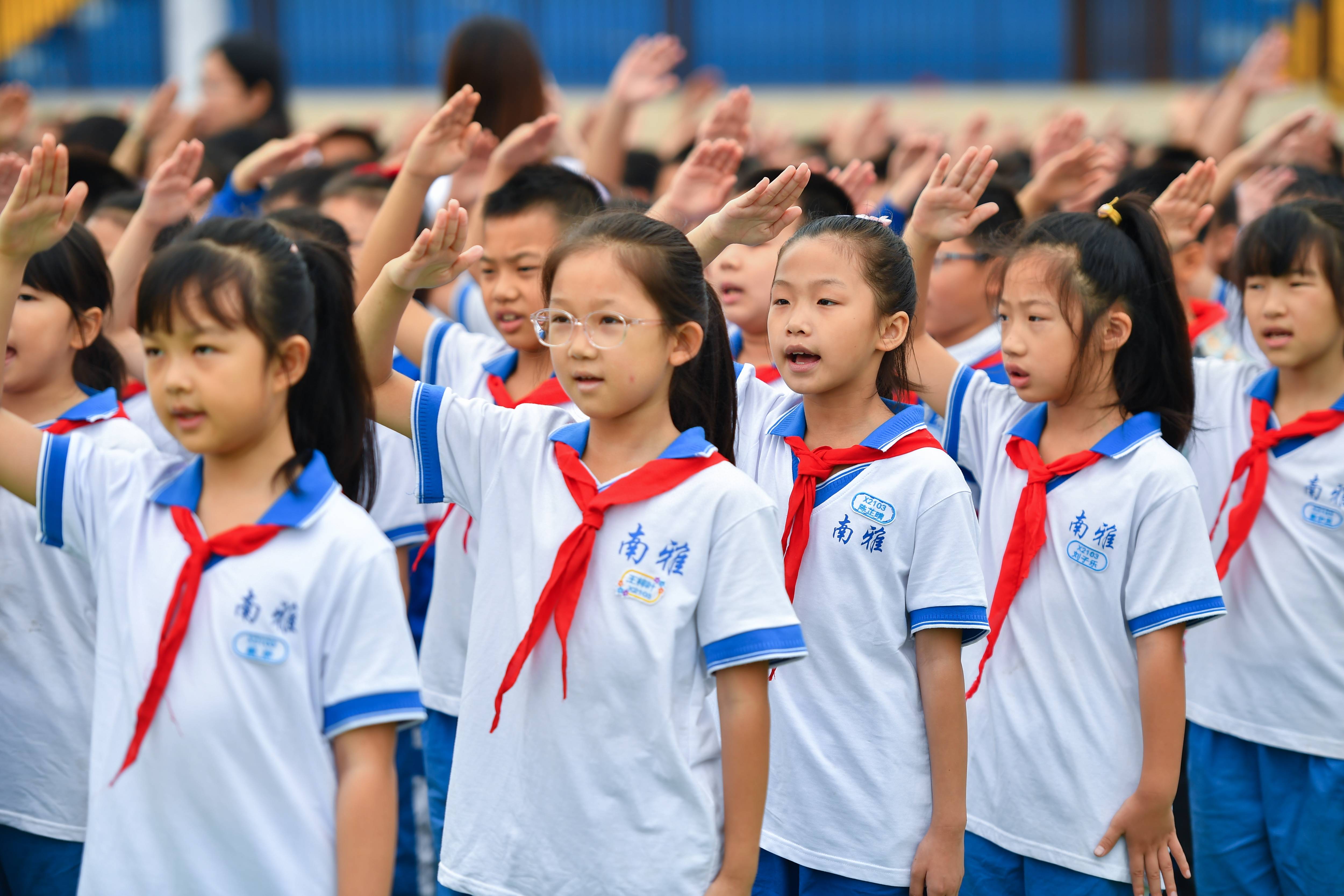 湖南长沙:中小学生迎来新学期