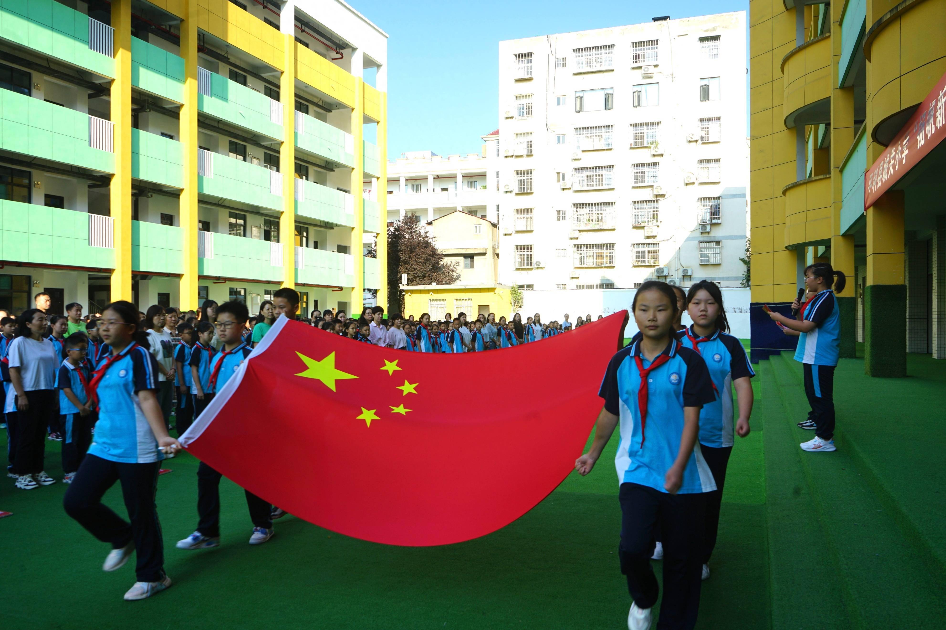"平利县城关小学开学典礼起到收假收心,凝心聚力的作用.