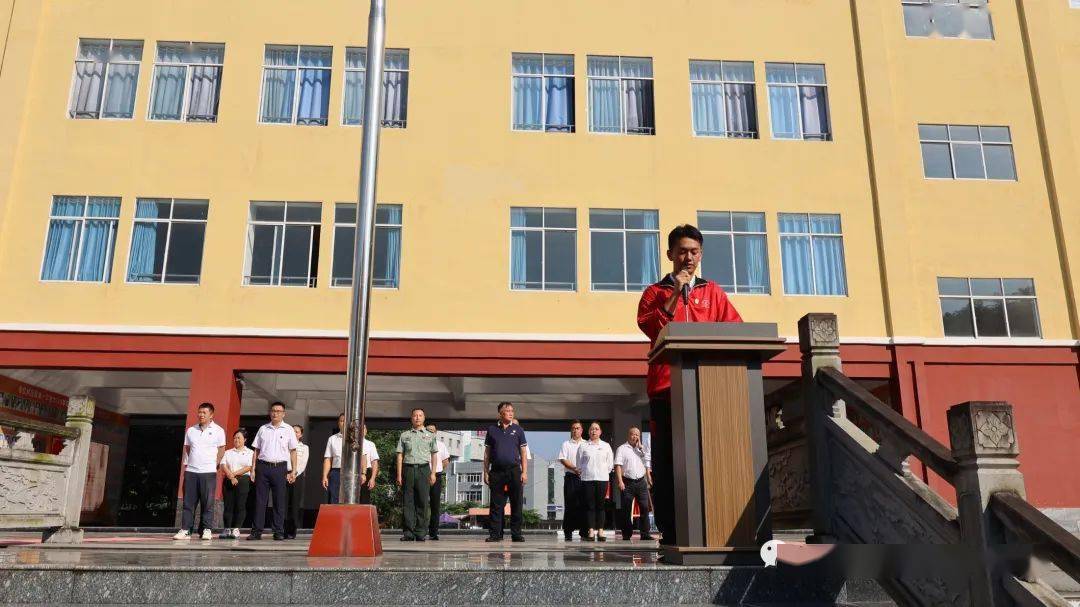 德宏州民族第一中学举行"全国国防教育示范校"揭牌仪式