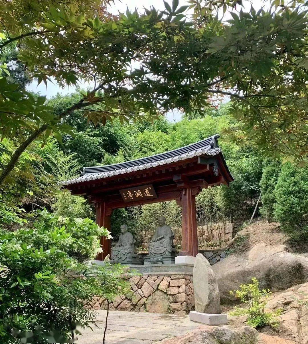 径山寺进门第一道建筑便是五凤山门,山门左右是钟楼,鼓楼.