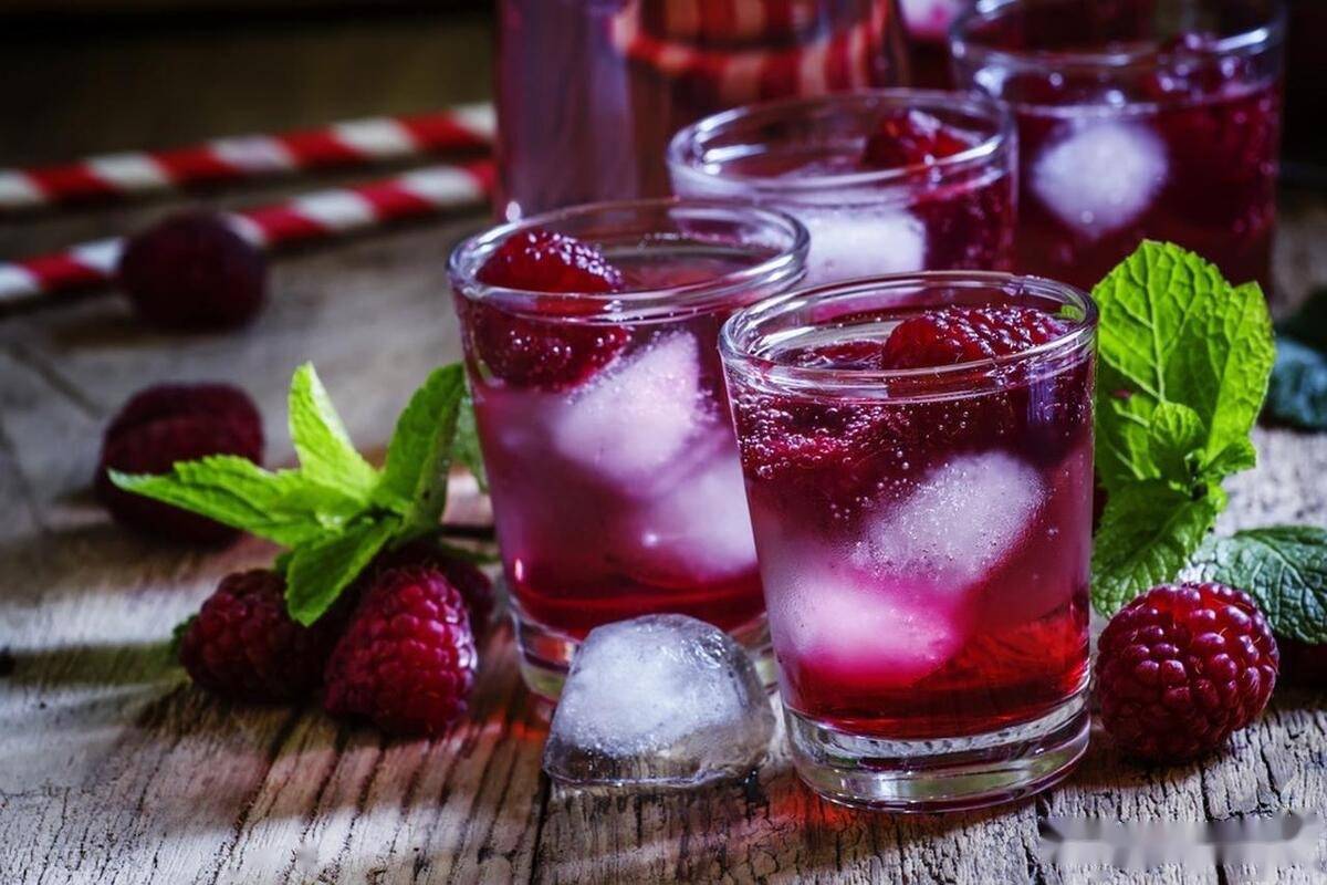 医生了解到晓俊每天上学后,一口水都不喝,却要连喝三瓶可乐或雪碧