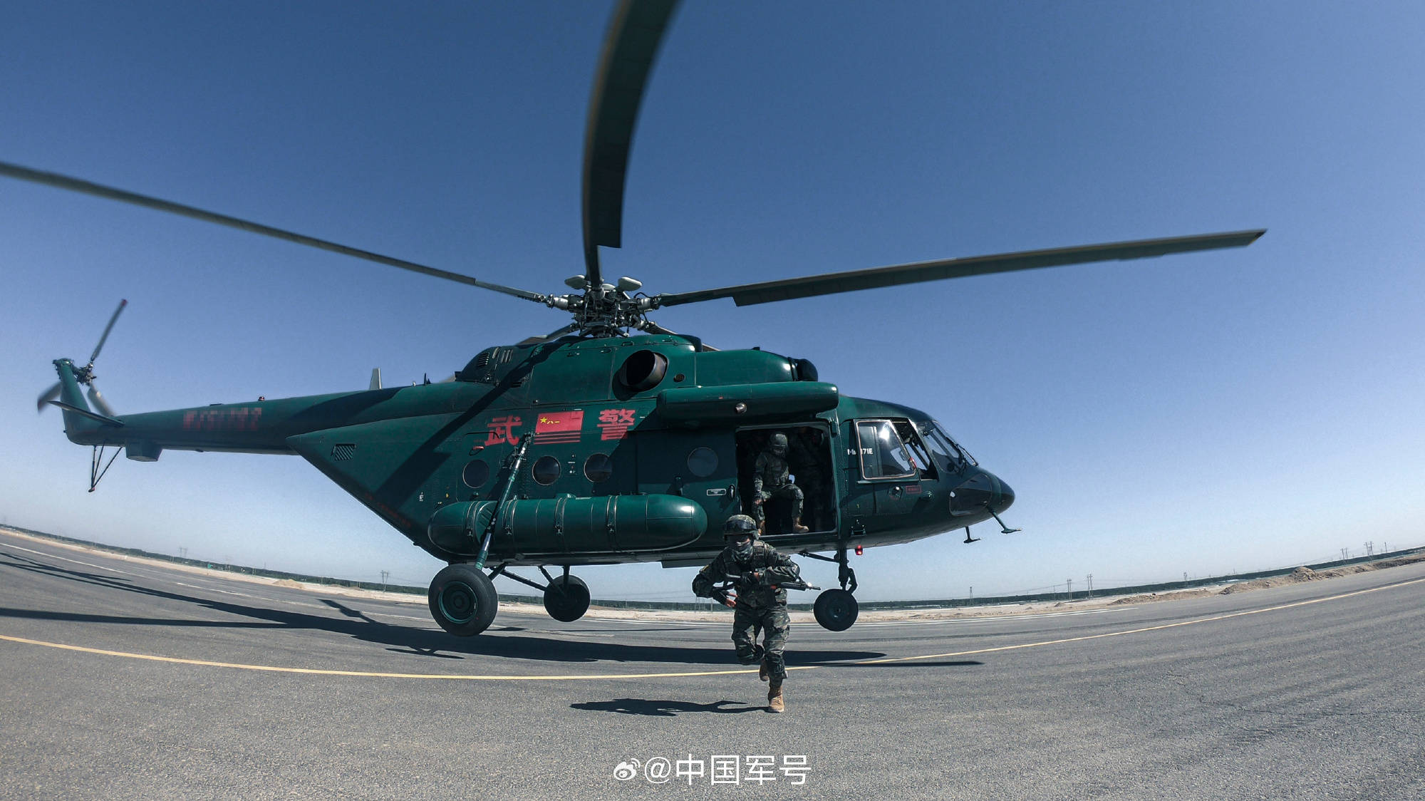 武警特战队员直升机索降场面帅爆了_训练_武警新疆总队_于路