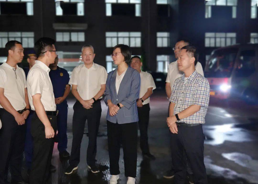 9月4日晚,县委书记黄慧到沙头镇开展周一"夜查,夜巡,夜访"行动,重点