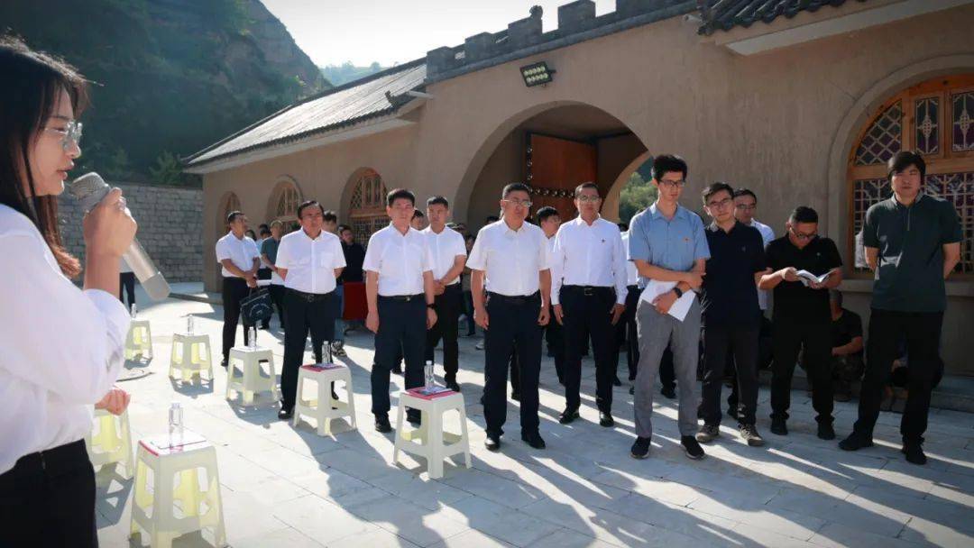 仪式初始前由团县委书记郝玲引导介绍清涧实践支队成果.