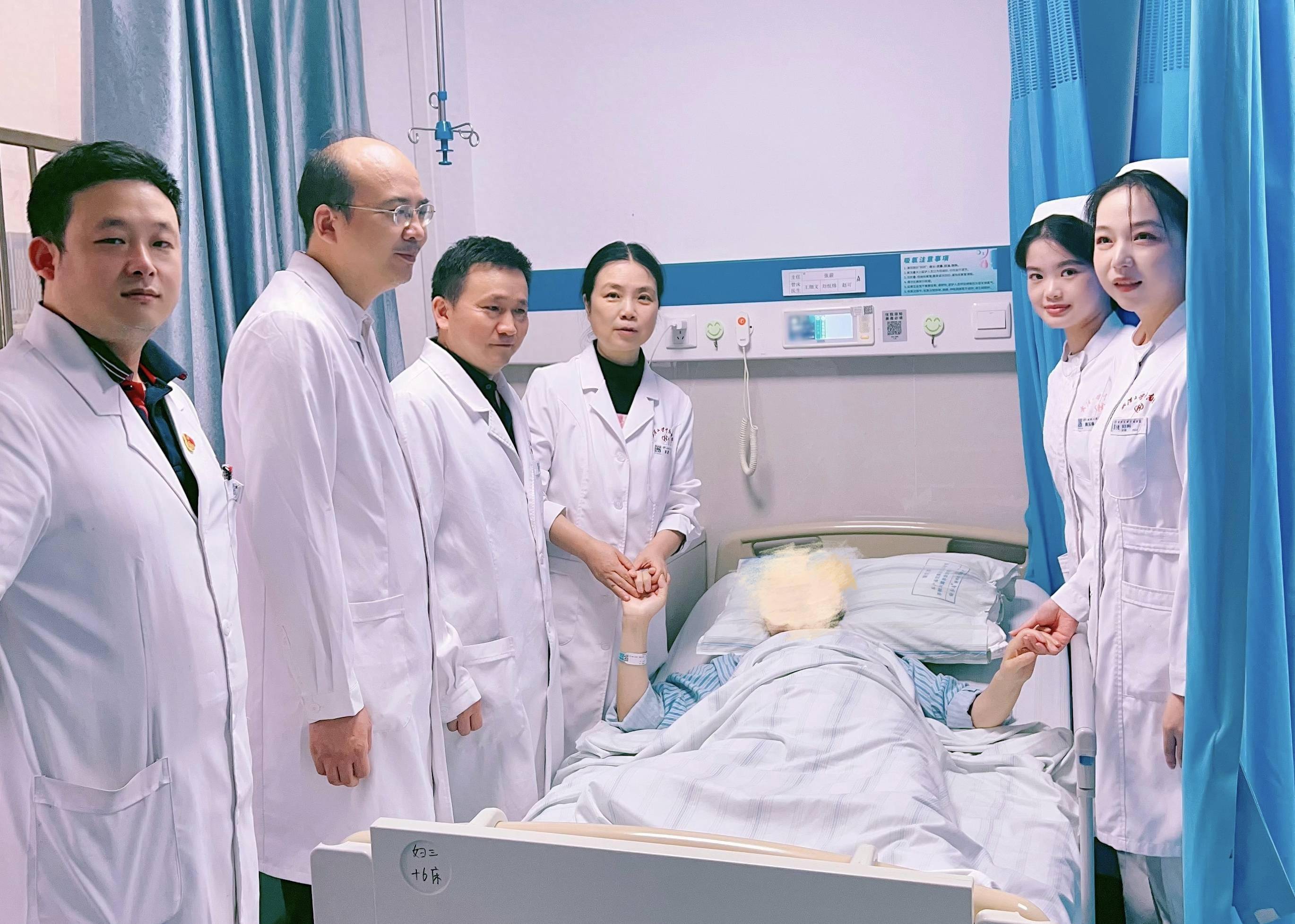 医生为女子微创切瘤改善贫血_郑女士_张蔚_手术