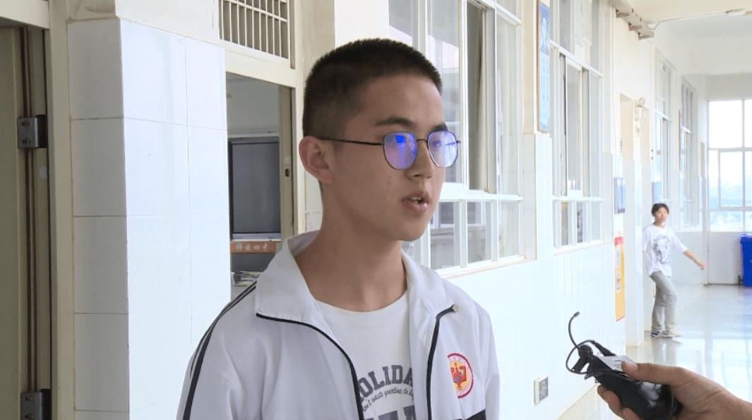 祥云四中学生 王文谨他对我们每一个学生都特别的负责任,上课也特别有