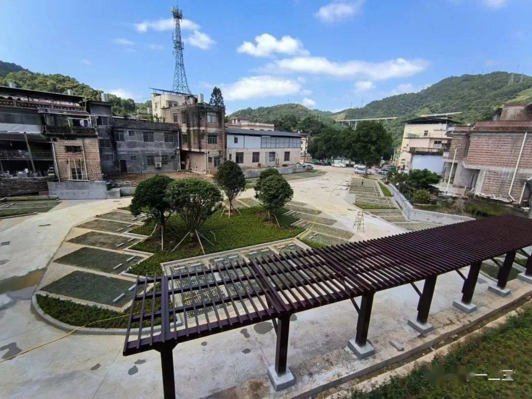 昭平这个镇利用闲置地建起一个大停车场,还有充电桩……_走马镇_镇内