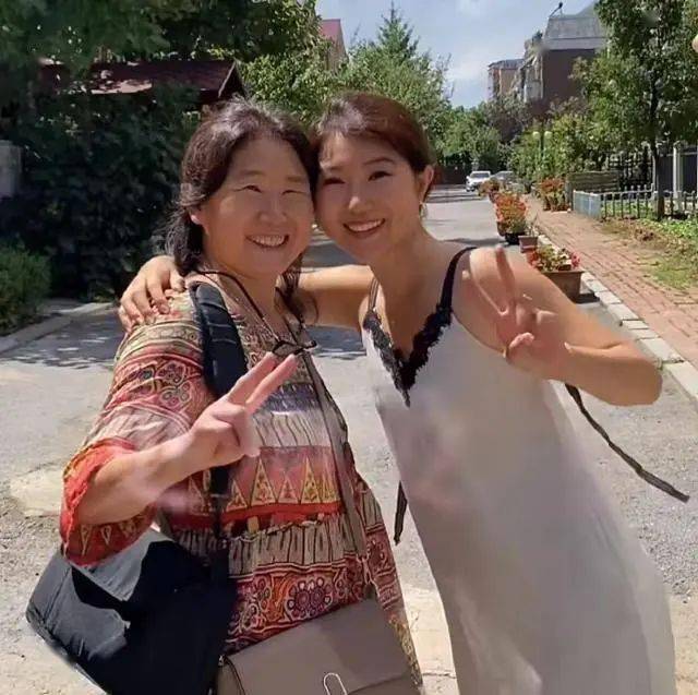 央视女主持隐退嫁老外,混血女儿像妈妈,一家回国探亲逛母校北大_王帆