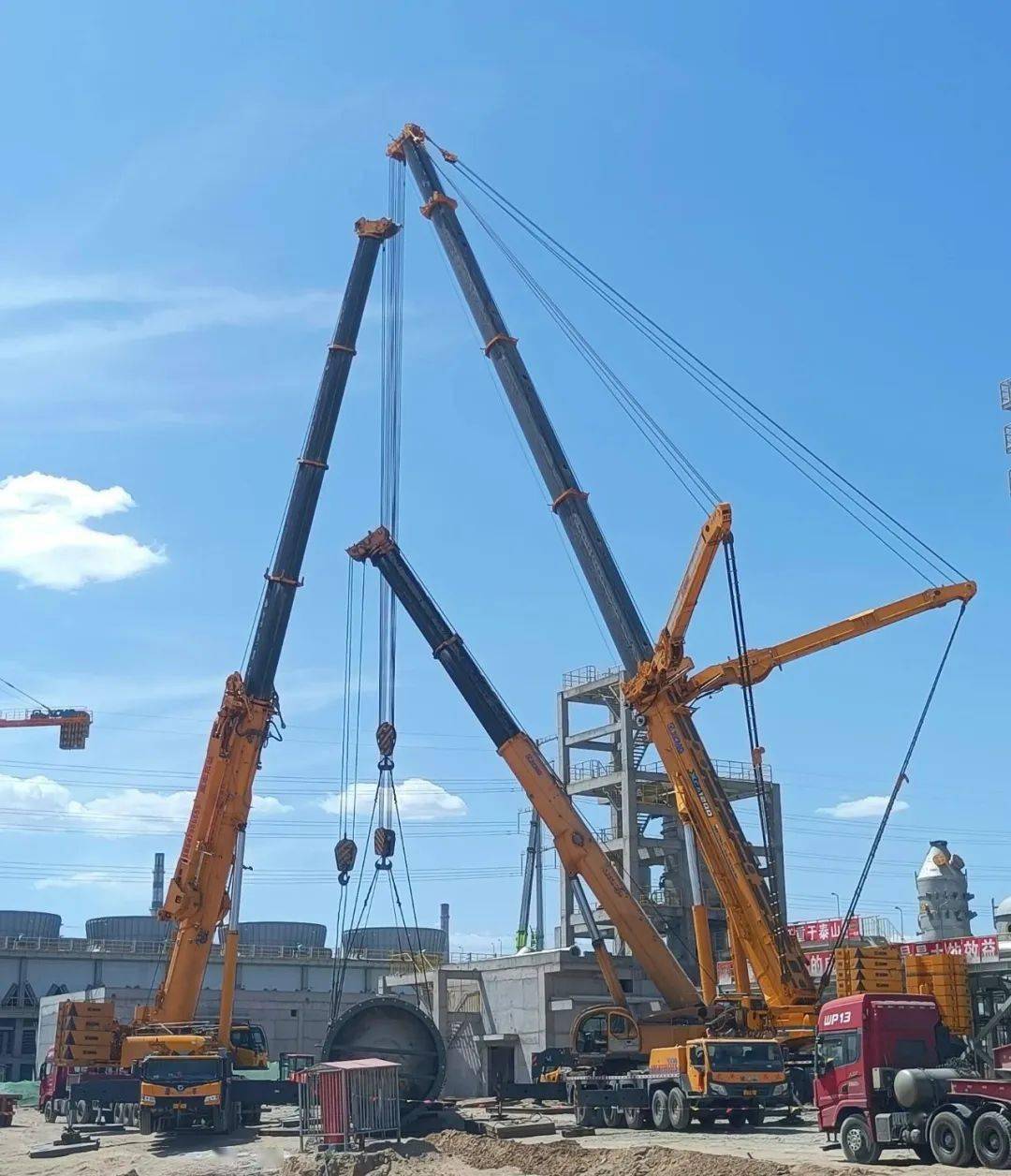 1200吨全地面起重机轻松应对3台甲醛吸收塔吊装任务!_运输_项目_直径