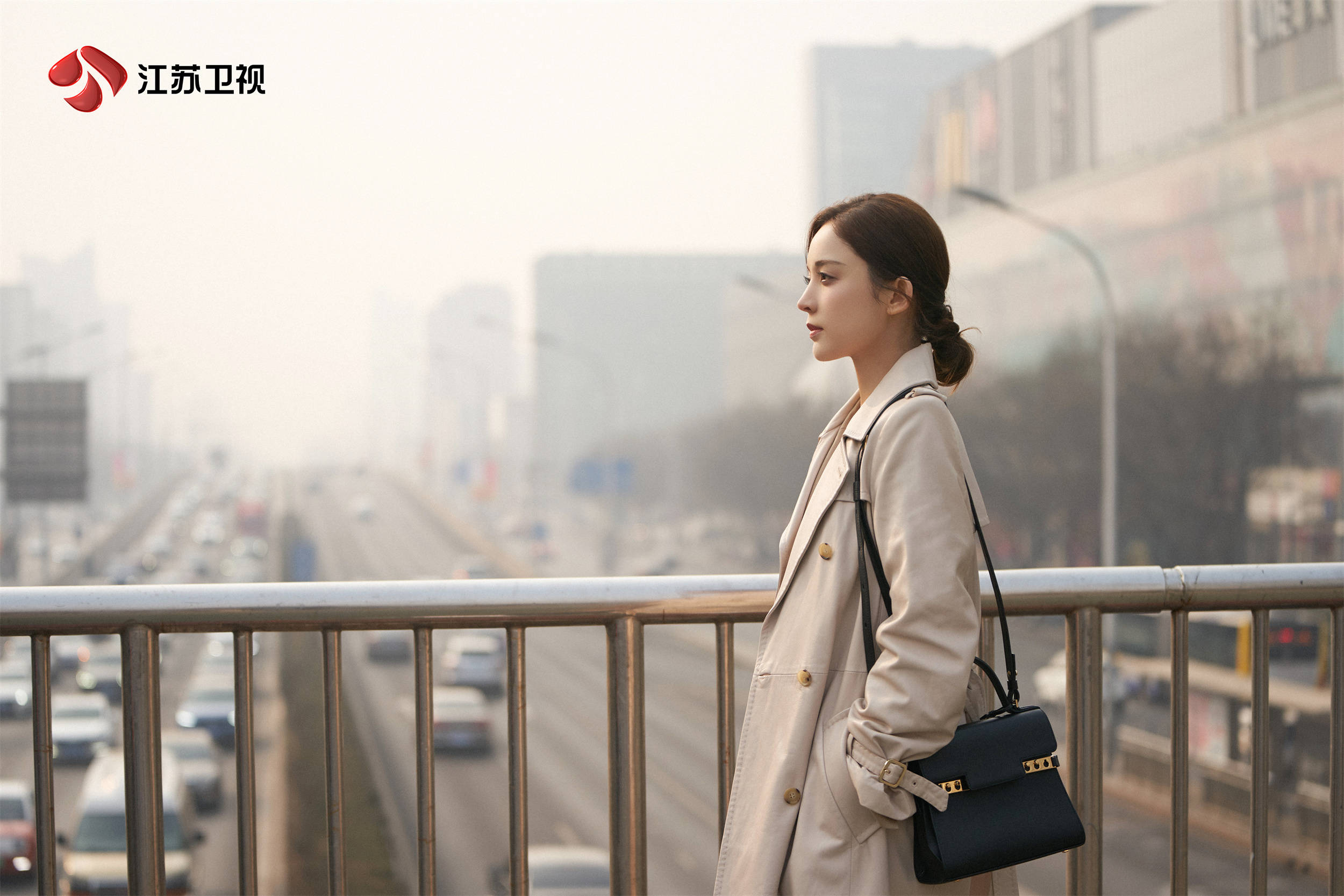 正在江苏卫视热播,娜扎饰演的余佳恩被观众点赞为"人间清醒""互联网嘴