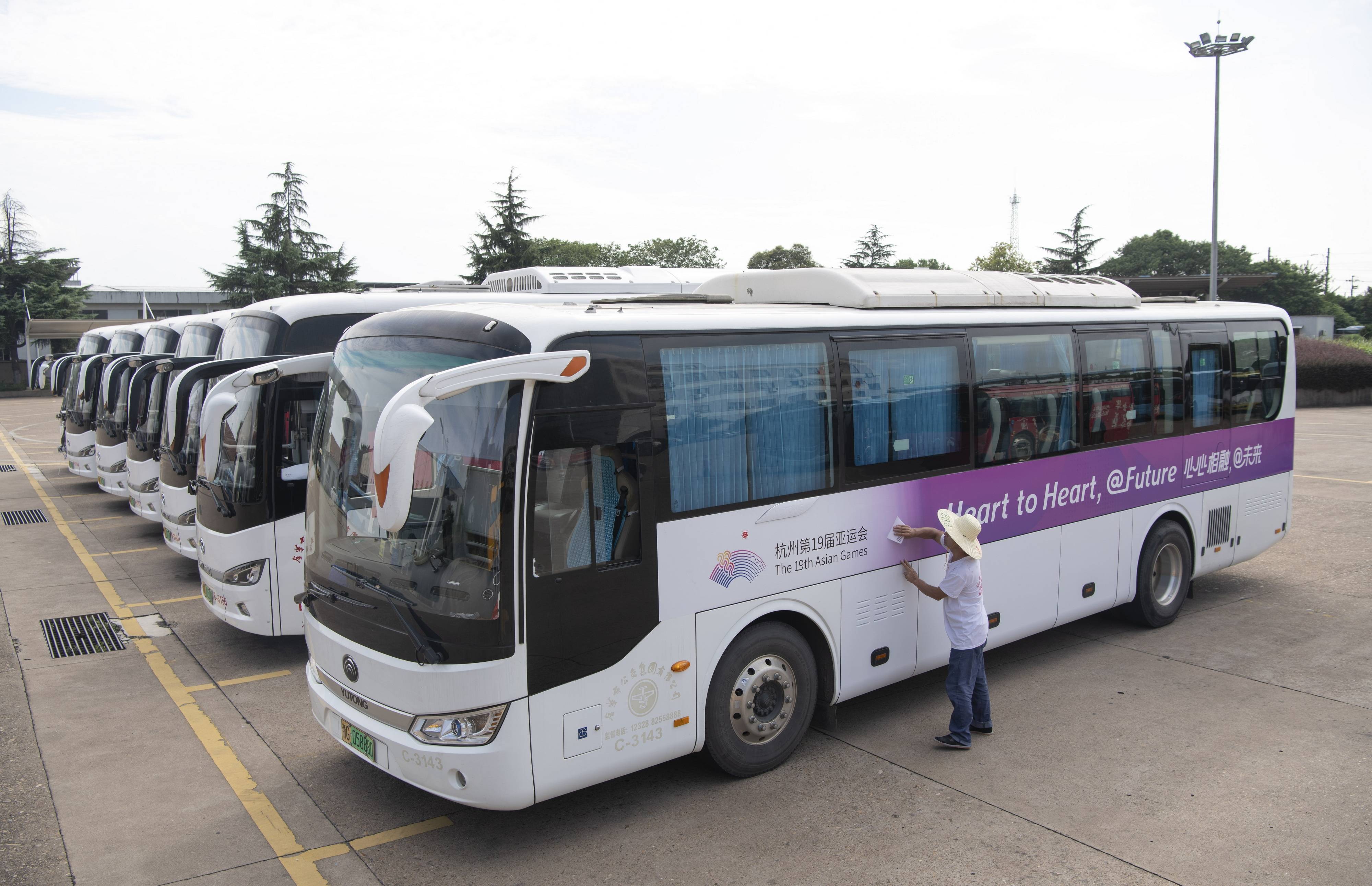 (社会)浙江金华:公交车换上"亚运新装"_杭州_公交集团_主题