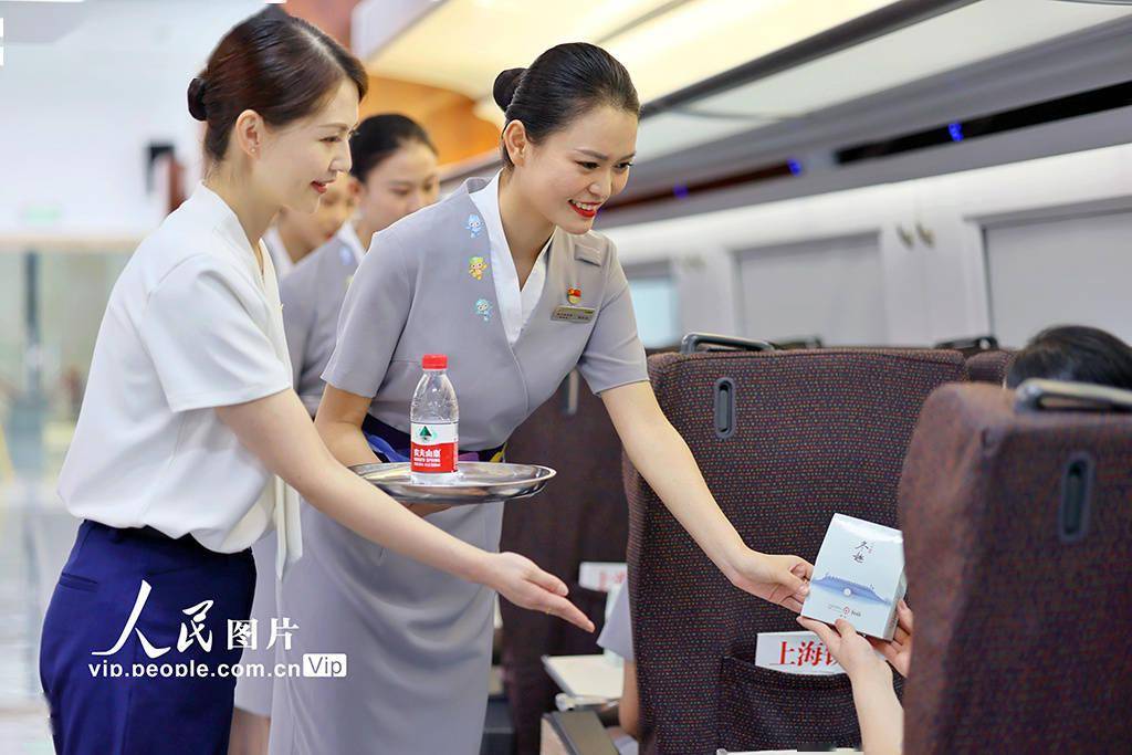 浙江杭州:复兴号亚运智能动车组列车专班乘务员服饰首次亮相_设计