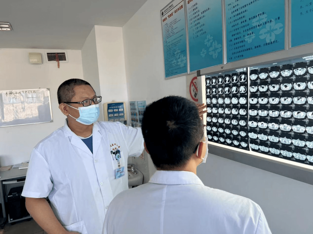 1998年,电视剧《红十字方队》热映,当时的王琦,怀揣着对军医大学的