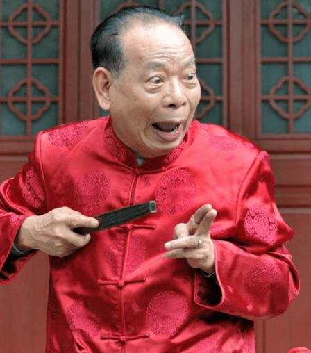 毛钦铭65岁从福州市曲艺团退休,退休后还从事评话表演,后因年龄原因