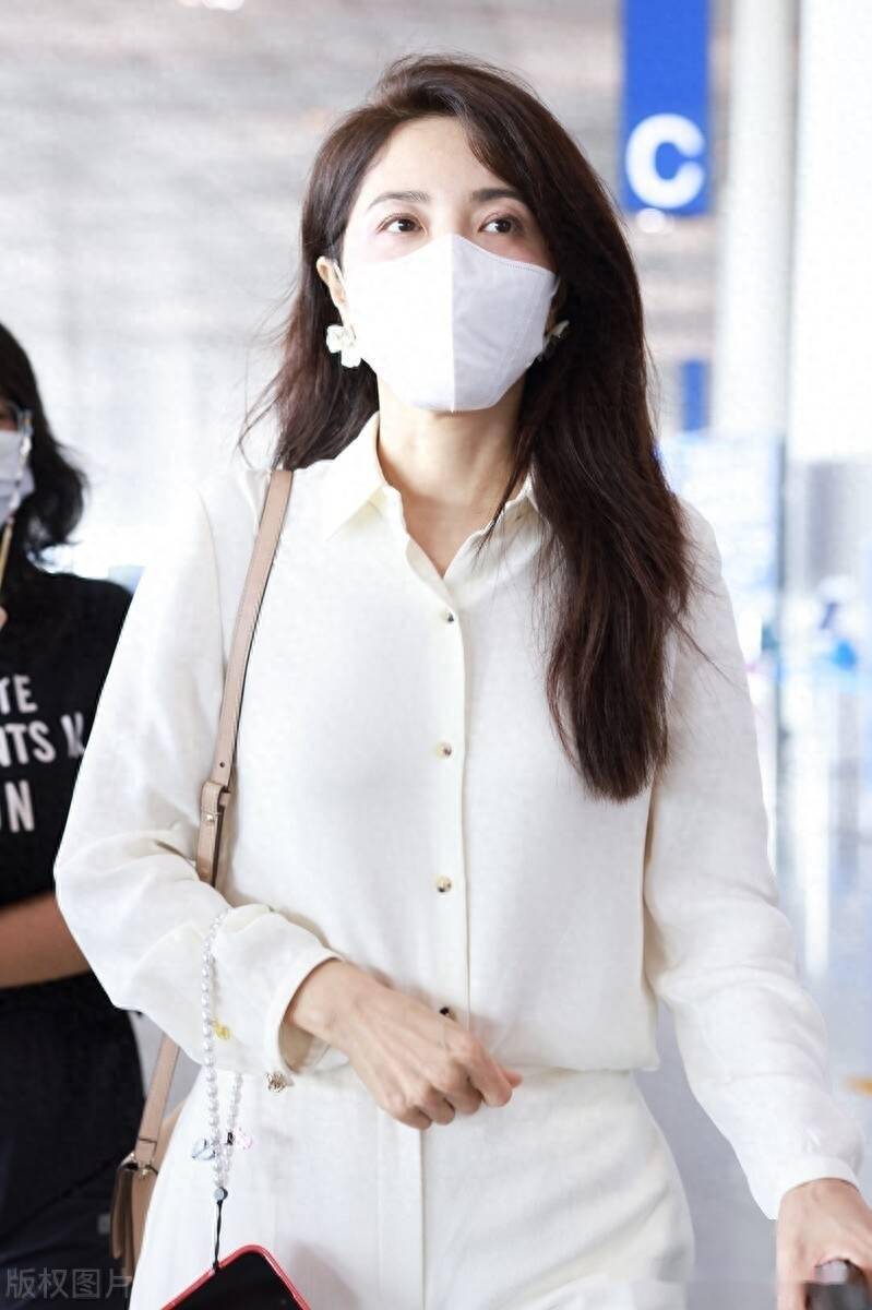 街拍:曾黎雪纺衬衫 白色阔腿裤 单肩包轻松利落_上海_机场